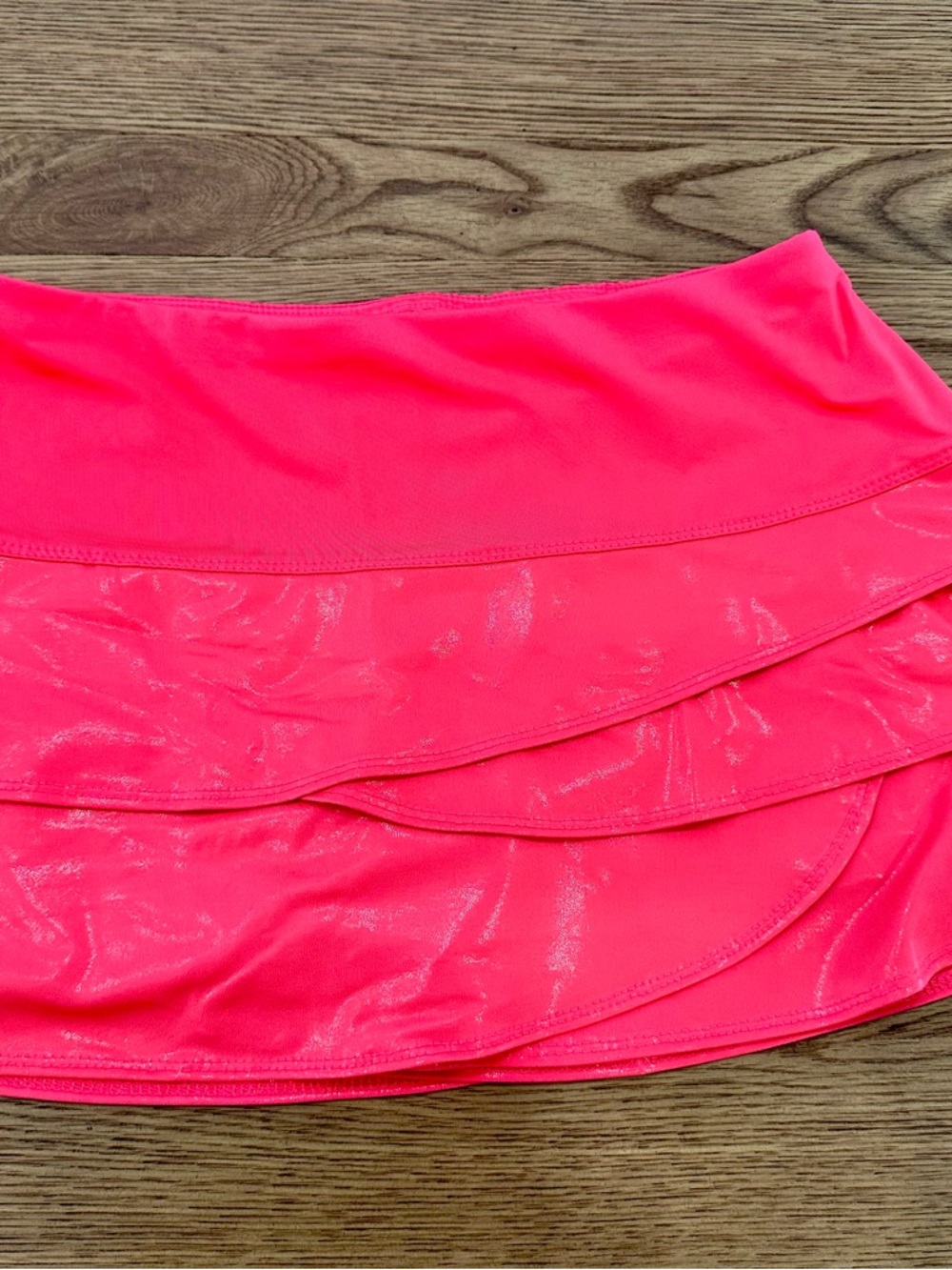 LUCKY IN LOVE WET SCALLOPED